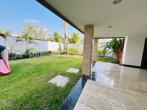 Maribel Morillo Asesor Inmobiliario De Rentahouse Vende; Impactante Penthouse;de 350m2 Con 4 Hab. Y 4 Baños; Con Espectacular Terraza Y Vista Soñada; Ubicado En Montereal; Este De Barquisimeto Lara