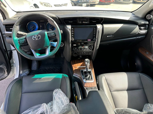Imagen 7 de 8 de Toyota Fortuner Dubai Vxr Blanco 2023