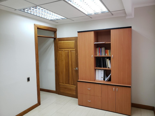 Prados Del Este Torre Humboldt Bella 110mts Amoblada Renovada Recepción Sala De Conferencia 5 Oficinas Staff Para 10 Personas Pisos De Porcelanato 2 Puestos Vigilancia Ascensores Nuevos