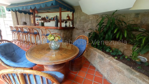 Hermosa Y Amplia Casa Quinta, De 3 Niveles, Ubicada En Una De La Mas Exclusivas Zonas Del Norte De Valencia, El Parral, Amplio Jardín Con Parrillera, Piscina Y Área Social Techada