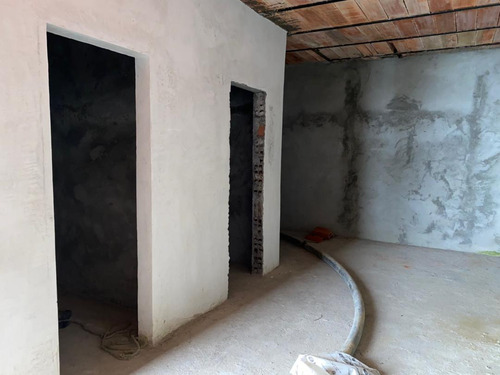 Ls Vende Terreno Con 75% Casa Construida El Junquito