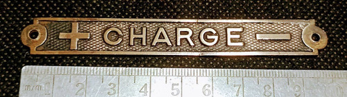 Insignia De Tablero Charge Bronce Antigua