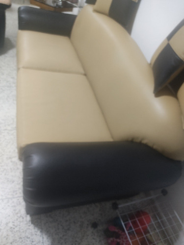 Imagen 3 de 4 de Mueble Sofa 3 Puestos En Vipiel Casi Nuevo 3 Meses De Uso