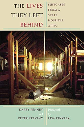 The Lives They Left Behind: Suitcases From A State Hospital Attic, De Penney, Darby. Editorial Bellevue Literary Press, Tapa Blanda En Inglés