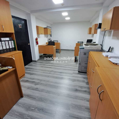 Te Ofrecemos En Venta Edificio De Tres Plantas Ubicado En Maiquetia - Calle Los Baños - Estado La Guaira. Ref 005 - 601