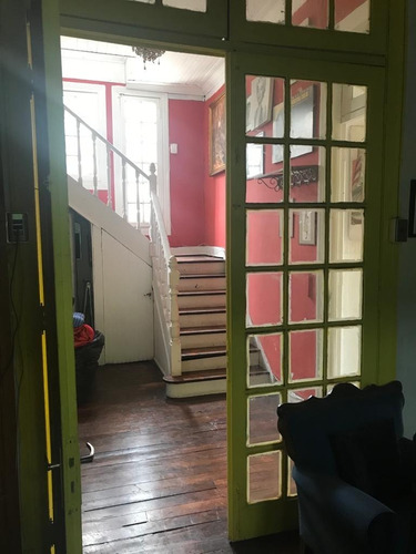 Casa En Venta En Pasaje Cerrado, Excelente Estado !!