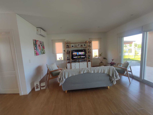 Casa En Venta Con Salida A La Laguna, Estilo Neoclásico. En El Cantón.