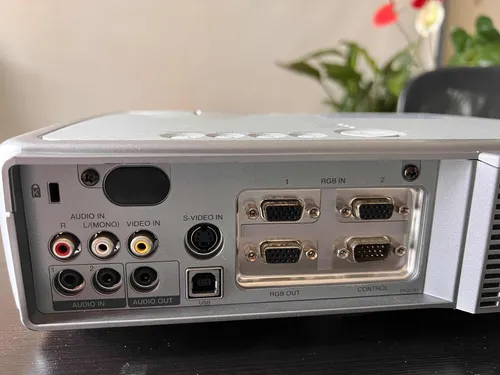 Proyector Hitachi 2000 Lumens Lamp. Nueva Convertidor Hdmi (Usado)