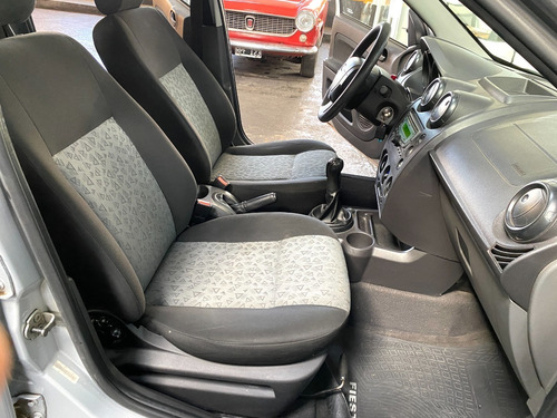 Imagen 15 de 24 de Ford Fiesta Max 1.6l Edge Plus 2013