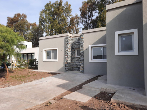 Casa Sobre Lote Perimetral En Barrio Santa Elena, Pilar Del Este