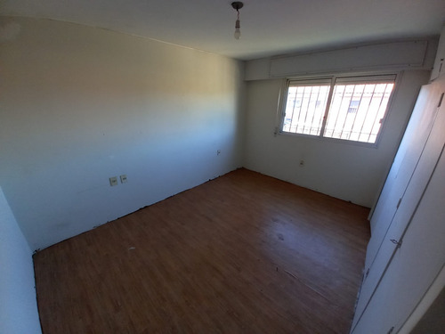 Vendo Casa 3 Dormitorios 3 Baños Para Reciclar. Gran Ubicación Bolonia Próximo A Avenida Italia