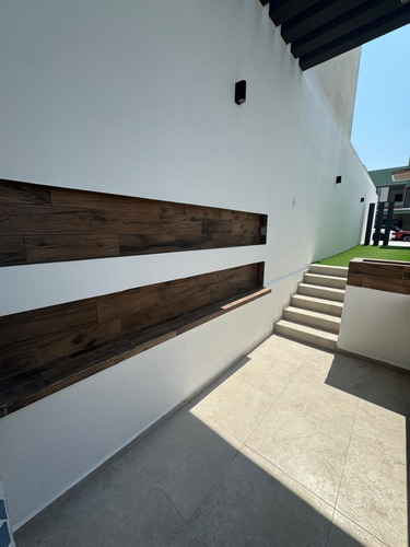 Casa En Venta En Lomas De La Rioja Con Alberca, Roof Garden, 3 Recámaras Y Un Estudio Que Puede Ser 4ta. Recámara, Riviera Veracruzana