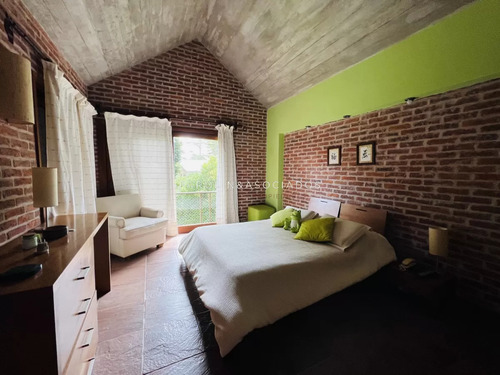 Casa En Venta De 4 Dormitorios En Country, Punta Del Este.