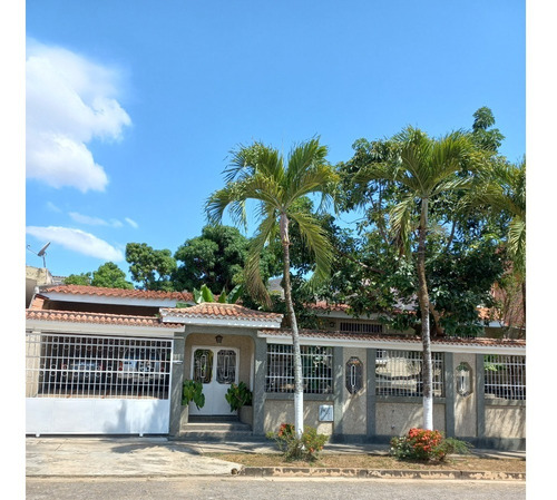 Vende Urb. Prebo Iii - Casa De Una Planta En Calle Cerrada, Equipada