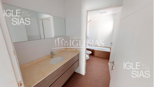 Casa Al Lago En Venta Con 4 Dormitorios En Los Lagos, Nordelta.