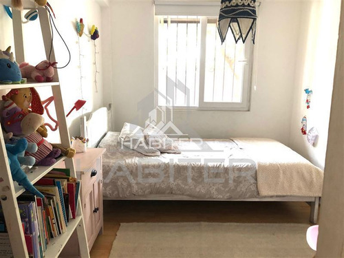 Casa En Venta De 5 Dorm. En Curicó