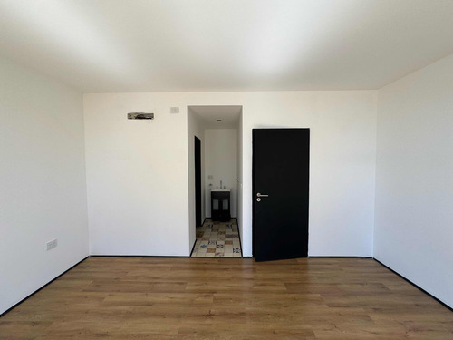 Impecable Y Moderno Duplex De 3 Ambientes Con Cochera En Venta - Inmejorable Ubicación Muy Cerca De Autopista.