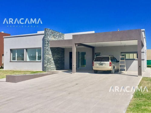 Casa En Venta En Barrio Privado Santa Juana - Canning