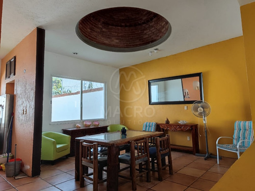 Casa En Venta En Fracc. Brisas De Cuautla De Un Nivel Con Alberca.