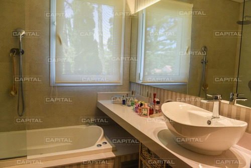 Moderna Casa De Cuatro Dormitorios En Playa Mansa Venta-ref:27936