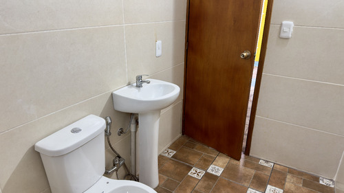 Alquiler Apartamento De 1 Dormitorio, Patio, Sobre Costanera El Pinar