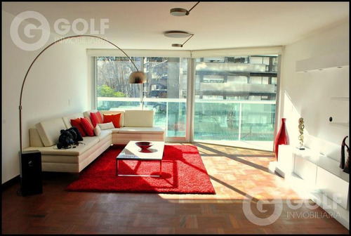 Vendo Apartamento De 3 Dormitorios Más Servicio, Garaje Para Un Auto, Pocitos, Montevideo