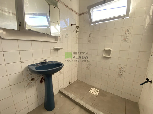 Casa De 2 Dormitorios, Patio Con Entrada Para Auto, En Alquiler En San Carlos