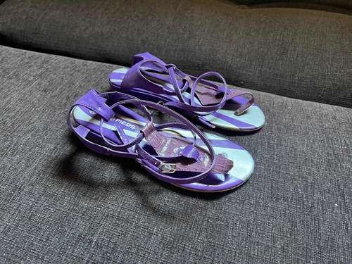 Sandalias De Charol Violetas T.36