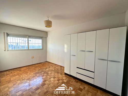 Se Vende Apartamento De 2 Dormitorios En Aguada, A Pasos Del Palacio Legislativo. Piso Alto.