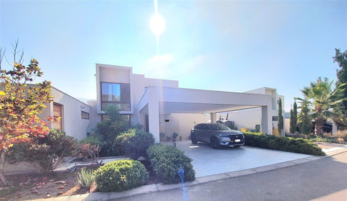 Casa En Venta De 4 Dorm. En Lo Barnechea