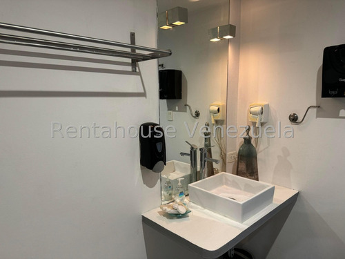Estupendo Local Comercial O Oficina En Alquiler Con Inmejorable Ubicación Altamira