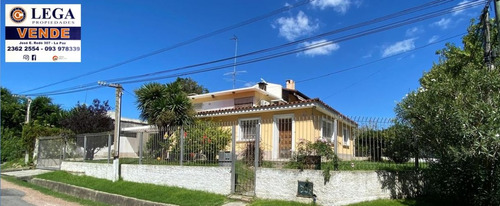 Lega Propiedades Vende En Exclusividad Casa De 4 Dormitorios, 2 Baños Y Garage En Muy Buen Estado De Conservación