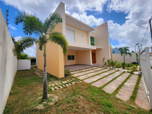 Casa En Venta En Higüey, Residencial Anamelia, 4 Habitacione