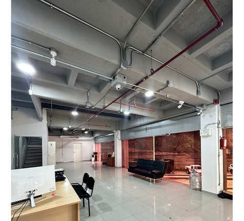 Local Comercial Con Mezzanina Y Terraza De 220 Mt2. Ar