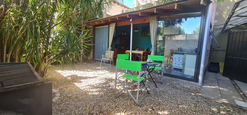 Casa Tipo Chalet De 5 Ambiente Con Gge Cubierto , Jardin,fondo , Quincho, 3 Baños, Desarrollada En 2 Plantas, Sobre Lote De 8.x 24 Mts