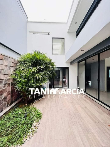 Vendo Casa Excelente Ubicación, Frente A Plaza Shangrila