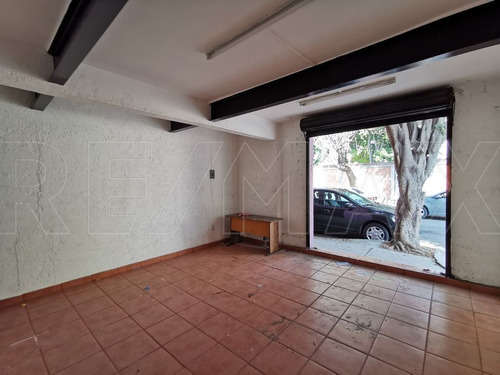 Casa En Esquina Con 430 M2 De Construcción.