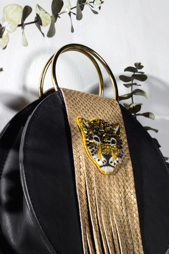 Imagen 2 de 3 de Bolso En Cuero Con Aros Y Tigre Bordado De Mansion Secreta