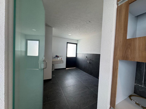 Exclusiva Casa En Venta, Moderna Casa Amplia Con Excelente Ubicación En La Exclusiva Zona Residencial De Metepec