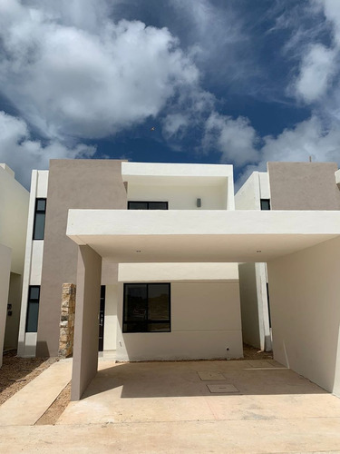 Casa Con Alberca En Venta Dentro Privada Tixcacal (poniente 