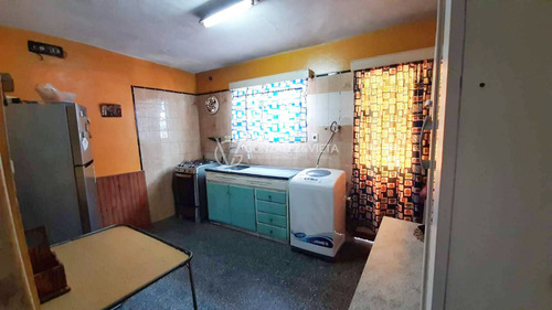 Casa Com Construcción Al Fondo - Dos Dormitorios - La Teja