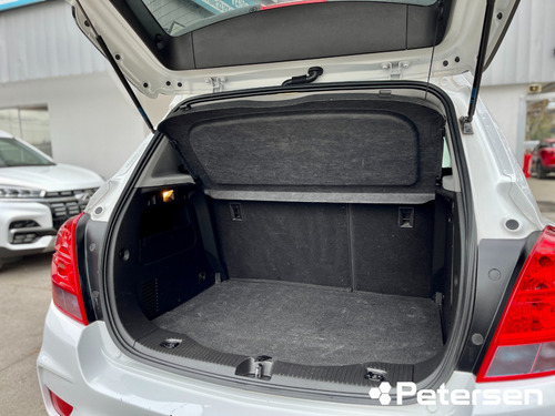 Imagen 7 de 24 de Chevrolet Tracker 1.8 Ls Fwd E5 Mt 5p 2018
