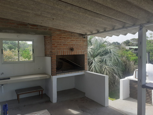 Casa 3 Dormitorios, A 200 Mts De La Costa, Amplia Vista Al Mar.
