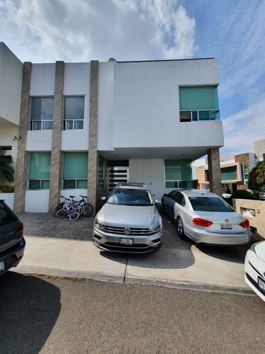 Se Vende Casa En Claustros De Las Misiones, Centro Sur De 3 Niveles, Ubicadísima
