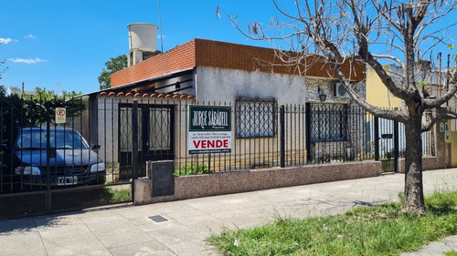 Casa Americana 3 Ambientes Con Cochera Y Fondo Libre