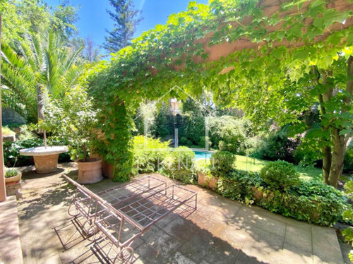 Casa En Venta De 5 Dorm. Lomas De La Dehesa!! Oportunidad!!