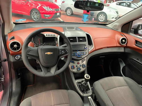Imagen 7 de 12 de Chevrolet Sonic A Std 5 Vel Ac 2012