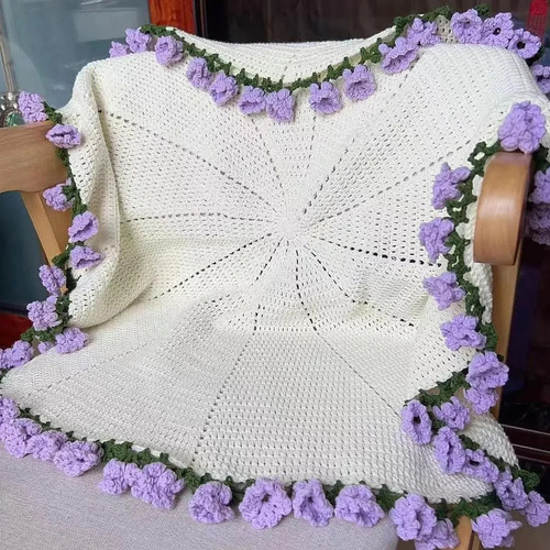 Un Ramo De Flores Tejidas A Mano, Una Manta Rosa,