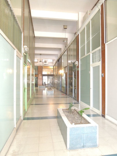 Imagen 2 de 8 de Local En Galería Comercial, Excelente Ubicación - Saavedra