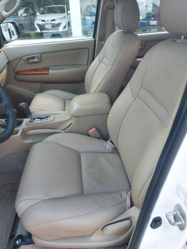 Imagen 6 de 10 de Toyota Fortuner 2012